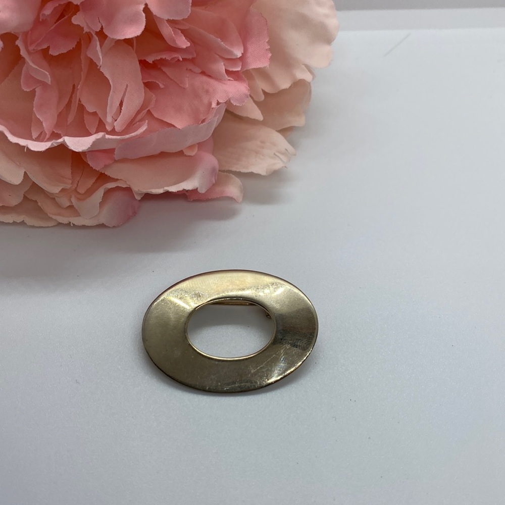 Vintage gold toned circle brooch